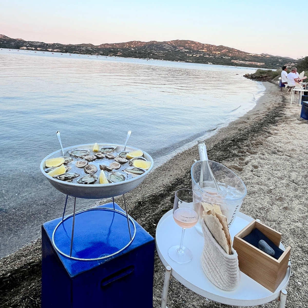 Austernverkostung bei Sonnenuntergang am Strand