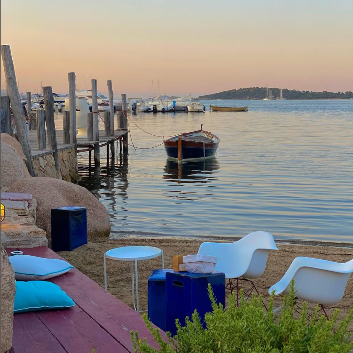 Austernverkostung bei Sonnenuntergang am Strand